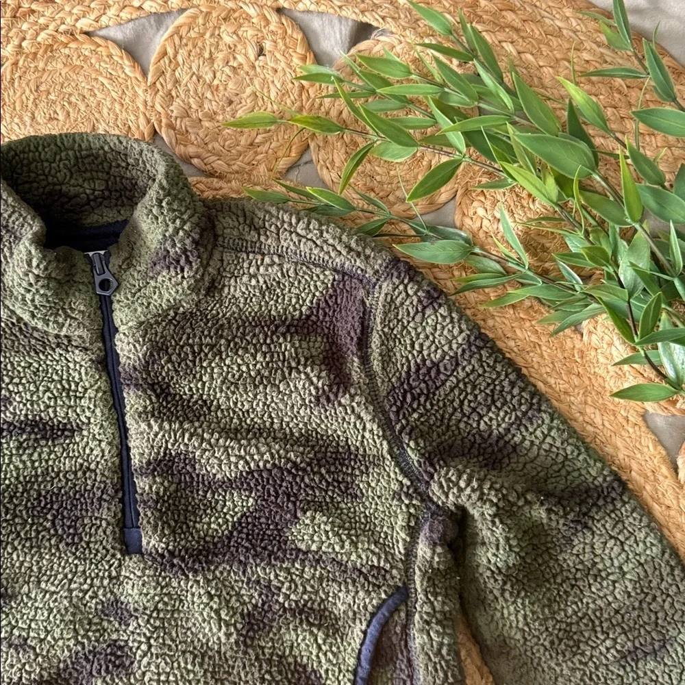 Baby gap Camo sherpa‎ sweatshirt. Size xS 4T